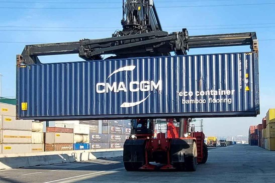 © ÖBB/Papp Kranfahrzeug der einen Container verladet