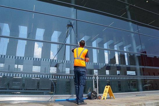 Mungos employee cleans facade